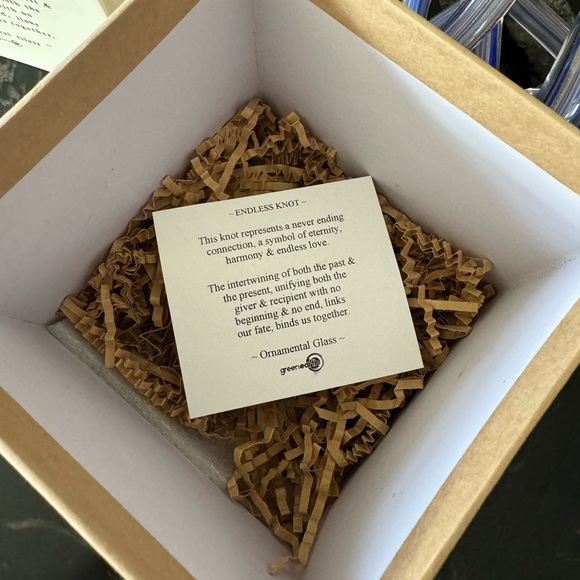 Glass Endless Knot / Infinity Knot - Picture 8 of 10